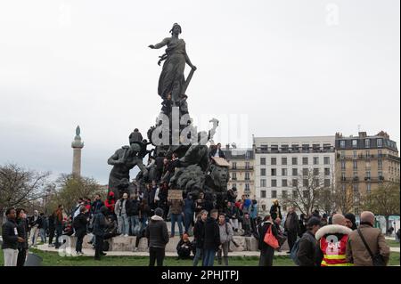 Parigi, Francia, 28 marzo 2023. Illustrazione della manifestazione in cima alla statua della 'Place de la Nationa' dopo che il governo ha spinto una riforma delle pensioni attraverso il parlamento senza voto, utilizzando l'articolo 49,3 della costituzione, a Parigi il 28 marzo 2023. La Francia deve affrontare un altro giorno di scioperi e proteste quasi due settimane dopo che il presidente ha bypassato il parlamento per approvare una revisione delle pensioni che sta scatenando turbolenze nel paese, con i sindacati che non si lasciano scappare nelle proteste di massa per far arretrare il governo. Il giorno dell'azione è la decima mobilitazione di questo tipo da quando sono iniziate le proteste in mi Foto Stock