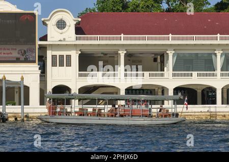 Un bldg di stile europeo, parte della Royal Thai Navy Quartier Generale presso il fiume Chao Phraya, Thonburi, Bangkok, Thailandia, una barca marina e personell di fronte Foto Stock