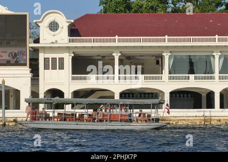 Un bldg di stile europeo, parte della Royal Thai Navy Quartier Generale presso il fiume Chao Phraya, Thonburi, Bangkok, Thailandia, una barca marina e personell di fronte Foto Stock