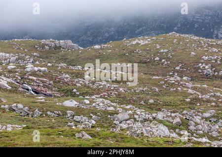 Nebbia nelle Montagne Rocciose di Mealasta, Lewis, Isola di Lewis, Ebridi, Ebridi esterne, Western Isles, Scozia, Regno Unito, Gran Bretagna Foto Stock