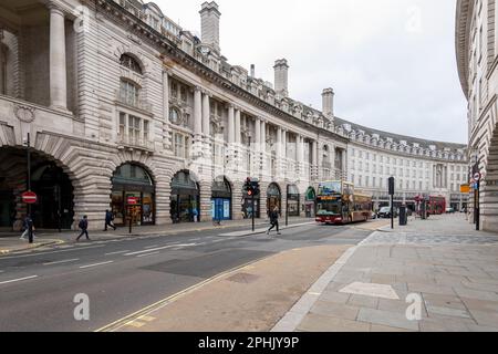 Londra, Inghilterra - 10 febbraio 2023: Persone e traffico a Piccadilly Circus a Londra. Famoso spazio pubblico nel West End di Londra, fu costruito nel 18 Foto Stock