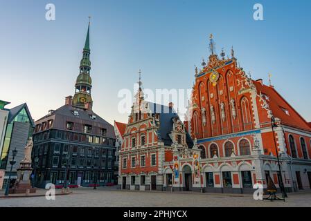 Alba in piazza Ratslaukums con la chiesa di San Pietro e la casa di Blackheads nel centro storico di riga in Lettonia. Foto Stock