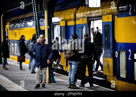 DEN BOSCH - i viaggiatori alla stazione salite a bordo del treno in direzione di Eindhoven. Il traffico ferroviario tra Den Bosch e Boxtel nel Nord Brabante è ripreso dopo una settimana di assenza di treni che corrono sulla rotta perché i badgers avevano scavato degli hamburger sotto i binari vicino a Esch e Vught. Da allora i badge si sono spostati e la pista è stata ripristinata. ANP ROB ENGELAAR olanda fuori - belgio fuori Foto Stock