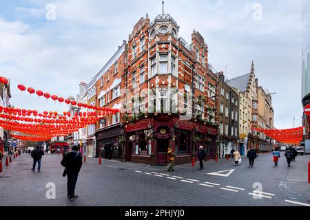 Londra, Regno Unito - 13 febbraio 2023: Persone indefinite e autobus rosso a due piani in Shaftesbury Avenue, che è la strada per China Town a nord. Mento Foto Stock