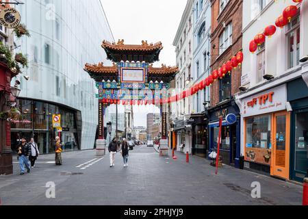 Londra, Regno Unito - 13 febbraio 2023: Persone indefinite e autobus rosso a due piani in Shaftesbury Avenue, che è la strada per China Town a nord. Mento Foto Stock