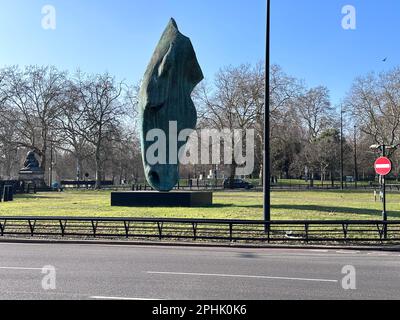 Still Water è il titolo di una scultura di testa di un cavallo di bronzo del 33ft (10m) di NIC Fiddian-Green, situata vicino a Marble Arch e Hyde Park a Londra, Regno Unito. Foto Stock