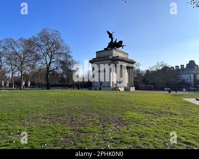 Londra, Regno Unito - 12 febbraio 2023: Giornata autunnale soleggiata nel parco. Hyde Park, Londra. Foto Stock