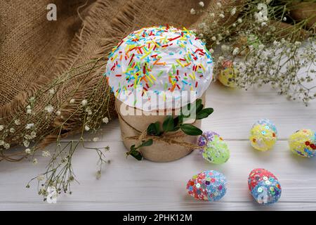 Tradizionale Easte Treat, Paska fatta in casa con uova colorate Foto Stock