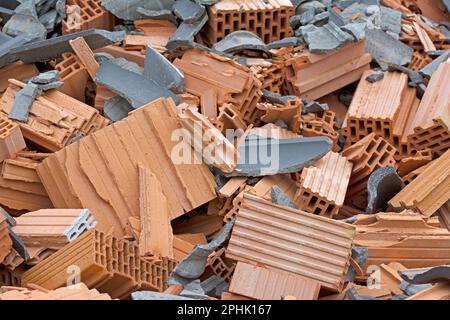 Grande pila di macerie da costruzione nel cantiere Foto Stock