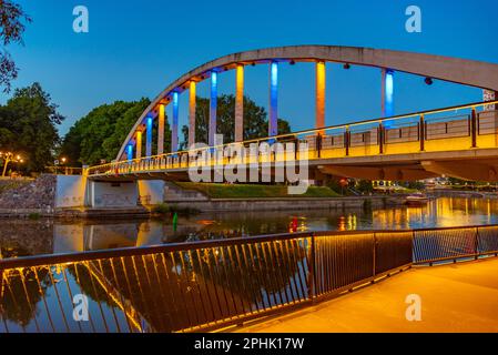 Vista notturna del ponte Vabadussild a Tartu, Estonia. Foto Stock