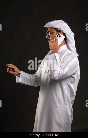 Emirati Arabi Uniti - 15 marzo 2023: Concetto di diversità con il giovane uomo arabo su sfondo isolato Foto Stock