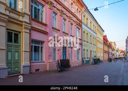 Vita notturna nelle strade di Tartu, Estonia. Foto Stock