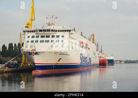 Danzica, Polonia - Maggio 2022 la nave traghetto turistica passa attraverso il fiume Motlawa fino al Mar Baltico. POV dal traghetto nuoto sul canale del fiume. Traghetto in barca a vela dal centro storico di Danzica. Navi e navi da crociera intorno. Attrazione turistica Foto Stock