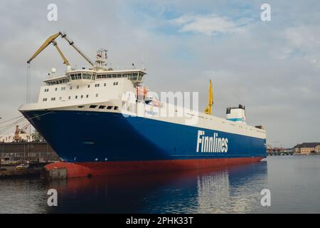 Danzica, Polonia - Maggio 2022 la nave traghetto turistica passa attraverso il fiume Motlawa fino al Mar Baltico. POV dal traghetto nuoto sul canale del fiume. Traghetto in barca a vela dal centro storico di Danzica. Navi e navi da crociera intorno. Attrazione turistica Foto Stock