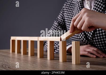 Donna d'affari costruzione ponte con blocchi di legno a tavola, guardaroba. Connessione, relazioni e concetto di trattativa Foto Stock