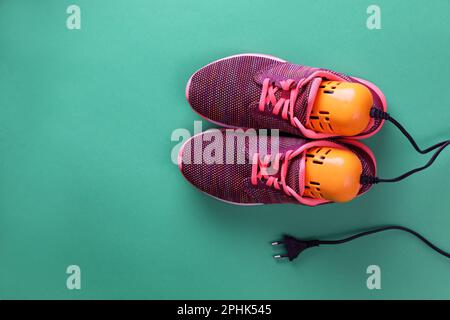 Paio di scarpe eleganti con moderno asciuga scarpe elettrico su sfondo  bianco Foto stock - Alamy