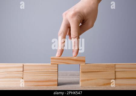 Donna che attraversa il ponte con le dita a tavola, primo piano. Connessione, relazioni e concetto di trattativa Foto Stock