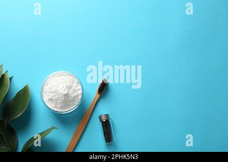 Ciotola di polvere di dente, spazzola, filo interdentale e pianta su fondo turchese, piatto. Spazio per il testo Foto Stock