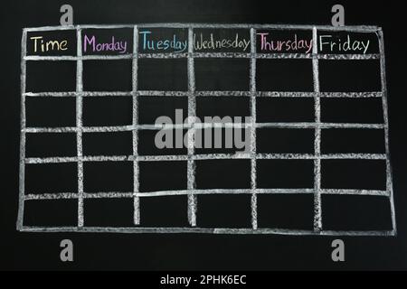 Calendario settimanale su sfondo lavagna Foto stock - Alamy