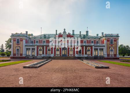 Kadriorg Art Museum e il giardino superiore nella capitale estone Tallin. Foto Stock