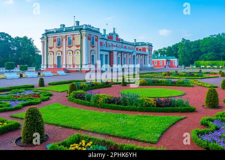 Kadriorg Art Museum e il giardino superiore nella capitale estone Tallin. Foto Stock