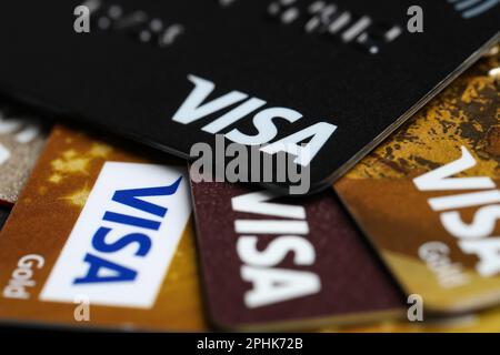 MYKOLAIV, UCRAINA - 22 FEBBRAIO 2022: Carte di credito Visa come sfondo, primo piano Foto Stock