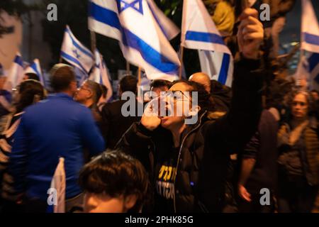 Israele. 23rd Mar, 2023. Il protestore israeliano grida durante una manifestazione anti-riforma a Tel Aviv. Oltre 230.000 persone protestano a Tel Aviv contro il governo di estrema destra di Netanyahu e la sua controversa riforma legale. Mar 25th 2023. (Foto di Matan Golan/Sipa USA). Credit: Sipa USA/Alamy Live News Foto Stock