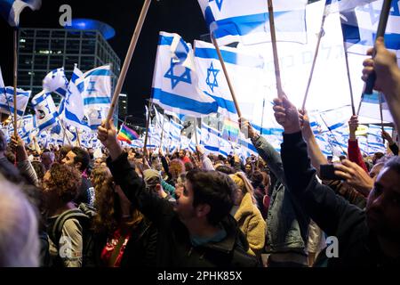 Israele. 23rd Mar, 2023. I manifestanti israeliani hanno fatto sventolare la loro bandiera durante una manifestazione anti-riforma a Tel Aviv. Oltre 230.000 persone protestano a Tel Aviv contro il governo di estrema destra di Netanyahu e la sua controversa riforma legale. Mar 25th 2023. (Foto di Matan Golan/Sipa USA). Credit: Sipa USA/Alamy Live News Foto Stock