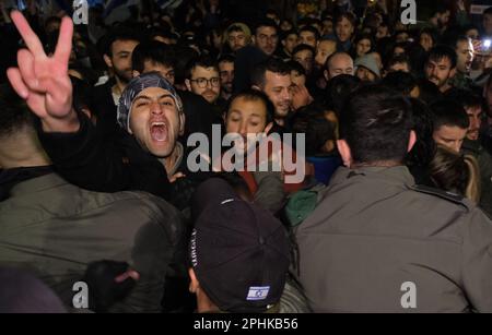 I membri della forza di sicurezza israeliana respingono i manifestanti anti anti anti-governativi che tentano di entrare nel composto della casa privata di PM Benjamin Netanyahu durante una manifestazione in risposta al licenziamento del ministro della Difesa Yoav Galant dopo aver invitato il governo a fermare le sue controverse riforme giudiziarie il prossimo marzo 26, 2023 a Gerusalemme, Israele. Foto Stock