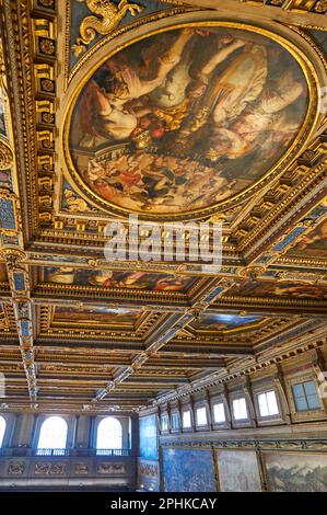 Soffitti imponenti nel Palazzo Vecchio a Firenze Foto Stock