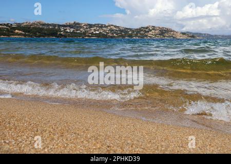 Palau è un comune italiano di 1.177 abitanti della provincia di Sassari, nella regione Sardegna, a nord-ovest di Olbia. Costa rocciosa del mare d'Italia con spiaggia di sabbia blu. Foto Stock