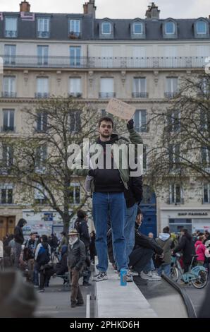 Parigi, Francia, 29/03/2023, - 10th° giorno di mobilitazione contro la riforma pensionistica a Parigi - 29/3/2023 - Francia / Parigi / Parigi - Un dimostratore tiene un segno. Dopo l'uso dell'articolo 49,3 da parte del governo francese per approvare la riforma pensionistica, la mobilitazione in Francia continua. La processione è stata rovinato da incidenti sul Boulevard Voltaire e Place de la Nation. Ci sono stati 740.000 dimostranti a livello nazionale, rispetto a 2 milioni per i sindacati.Credit: Gabriel Gauffre / le Pictorium / Alamy Live News Foto Stock