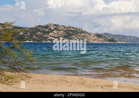 Palau è un comune italiano di 1.177 abitanti della provincia di Sassari, nella regione Sardegna, a nord-ovest di Olbia. Costa rocciosa del mare d'Italia con spiaggia di sabbia blu. Foto Stock