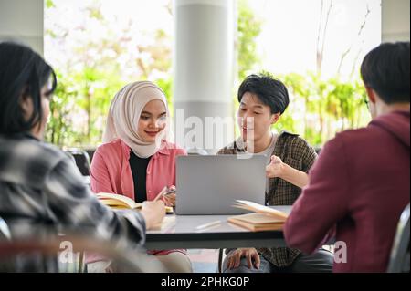 Un gruppo di studenti universitari asiatici diversità stanno lavorando a un progetto di gruppo scolastico o preparandosi per l'esame insieme. concetto di istruzione Foto Stock