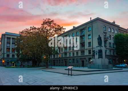 Vista all'alba di una statua nel centro di Kaunas, Lituania. Foto Stock
