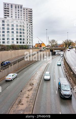 Traffico sulla A329, parte della circonvallazione di Reading a Reading, Berkshire, Regno Unito Foto Stock