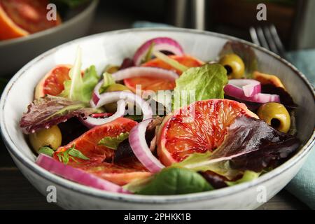 Ciotola di deliziosa insalata di arance siciliane sul tavolo, primo piano Foto Stock