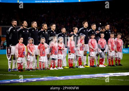 Cardiff, Regno Unito. 28/03/2023. Lettonia durante l'inno nazionale. Galles contro Lettonia in un qualificatore UEFA EURO 2024 al Cardiff City Stadium il 28th marzo 2023. Credit: Lewis Mitchell/Alamy Live News Foto Stock