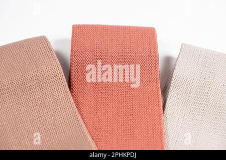 Fasce elastiche in tessuto per lo sport a casa, per il fitness e l'allenamento muscolare. Foto Stock