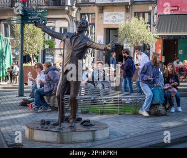 Statua del celebre cantante e attore Jacques Brel in Place de la Vieille Halle aux Blés a Bruxelles, Belgio. Foto Stock