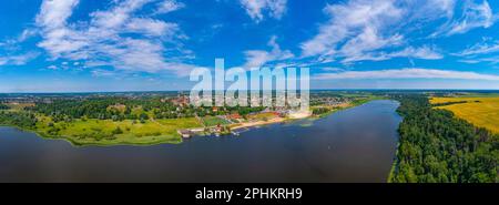 Vista aerea del lago Viljandi in Estonia durante una giornata di sole. Foto Stock