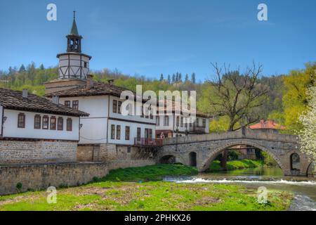 Storica torre dell'orologio nel centro di Tryavna dietro un fiume, Bulgaria. Foto Stock