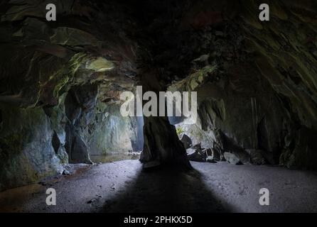 La miniera di ardesia Cathedral Cavern a Little Langdale nel Lake District inglese, con una colonna a sinistra per sostenere il soffitto di questa rete di grotte artificiale Foto Stock