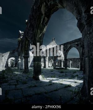 Rovine della Chiesa di San Tommaso A' Becket al chiaro di luna, Heptonstall, West Yorkshire, Inghilterra. Una fotografia notturna di questo edificio religioso abbandonato Foto Stock