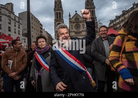 Parigi, Francia, 28 marzo 2023. Fabien Roussel durante una manifestazione dopo che il governo ha spinto una riforma delle pensioni attraverso il parlamento senza voto, utilizzando l'articolo 49,3 della costituzione, a Parigi il 28 marzo 2023. La Francia deve affrontare un altro giorno di scioperi e proteste quasi due settimane dopo che il presidente ha bypassato il parlamento per approvare una revisione delle pensioni che sta scatenando turbolenze nel paese, con i sindacati che non si lasciano scappare nelle proteste di massa per far arretrare il governo. Il giorno dell'azione è la decima mobilitazione di questo tipo da quando a metà gennaio sono iniziate le proteste contro la legge, che include la ra Foto Stock