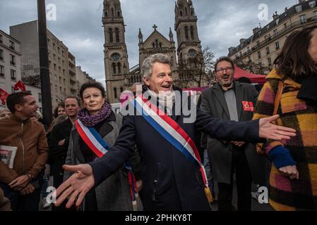 Parigi, Francia, 28 marzo 2023. Fabien Roussel durante una manifestazione dopo che il governo ha spinto una riforma delle pensioni attraverso il parlamento senza voto, utilizzando l'articolo 49,3 della costituzione, a Parigi il 28 marzo 2023. La Francia deve affrontare un altro giorno di scioperi e proteste quasi due settimane dopo che il presidente ha bypassato il parlamento per approvare una revisione delle pensioni che sta scatenando turbolenze nel paese, con i sindacati che non si lasciano scappare nelle proteste di massa per far arretrare il governo. Il giorno dell'azione è la decima mobilitazione di questo tipo da quando a metà gennaio sono iniziate le proteste contro la legge, che include la ra Foto Stock