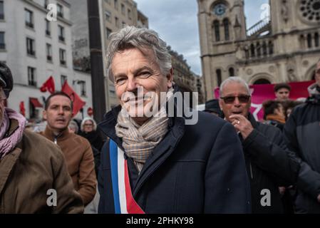 Parigi, Francia, 28 marzo 2023. Fabien Roussel durante una manifestazione dopo che il governo ha spinto una riforma delle pensioni attraverso il parlamento senza voto, utilizzando l'articolo 49,3 della costituzione, a Parigi il 28 marzo 2023. La Francia deve affrontare un altro giorno di scioperi e proteste quasi due settimane dopo che il presidente ha bypassato il parlamento per approvare una revisione delle pensioni che sta scatenando turbolenze nel paese, con i sindacati che non si lasciano scappare nelle proteste di massa per far arretrare il governo. Il giorno dell'azione è la decima mobilitazione di questo tipo da quando a metà gennaio sono iniziate le proteste contro la legge, che include la ra Foto Stock