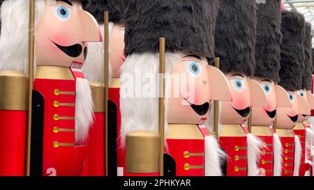 Gigantesche statuette nutcracker in cappotti rossi dei soldati sfilate per natale Foto Stock