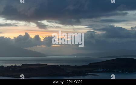 Guardando fuori verso Mull, Lismore Lighthouse e il Firth of Lorne da Pilpit Hill a Oban nelle Ebridi interne in Scozia al crepuscolo dopo il tramonto Foto Stock