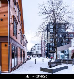 Sandnes, Norvegia, 11 2023 marzo, Downtown Sandnes High Street Shopping Area zona pedonale coperta di neve senza persone Foto Stock